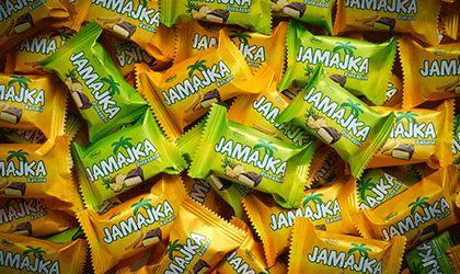 Cukierki Jamajka od Vobro o smaku bananowym i ananasowym w żółtych i zielonych zawijkach