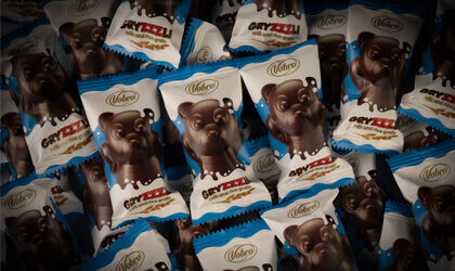 Praliny w kształcie małych niedźwiadków Gryzzzli od Vobro w niebiesko-białych zawijkach