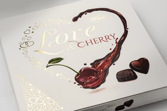 Biała bombonierka Love & Cherry od Vobro z wiśnią w alkoholu