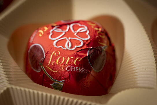 Pralina Love & Cherry w czerwonej zawijce w plastikowej wyprasce