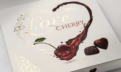 Białe opakowanie pralin Love & Cherry od Vobro