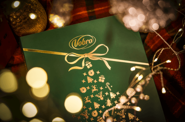 Bombonierka Frutti di Mare 185 g od Vobro w świątecznej oprawie na świątecznym tle