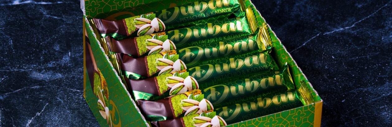 Batony Jamajka Pistachio & Kadayif od Vobro w kartonie na ciemnym tle